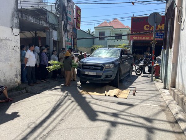 Cụ bà tật nguyền bị xe bán tải ôm cua cán tử vong Cụ bà tật nguyền bị xe bán tải ôm cua cán tử vong
