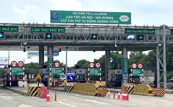 Cục Đường bộ yêu cầu tháo dỡ biển "cấm dừng xe quá 5 phút" tại trạm thu phí