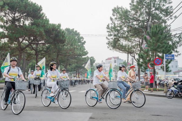 Gia Lai: Học sinh Pleiku tham gia Ngày hội "Giao thông không khói cho hành tinh xanh"