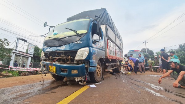 Gia Lai: Xe ô tô tải gây tai nạn liên hoàn, 3 người trong cùng gia đình tử vong