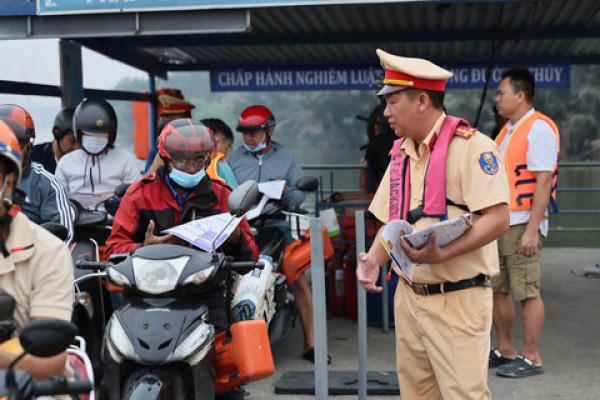 Gia hạn hoạt động phà Bình Quới: CSGT TPHCM tăng cường tuyên truyền, kiểm tra an toàn Gia hạn hoạt động phà Bình Quới: CSGT TPHCM tăng cường tuyên truyền, kiểm tra an toàn