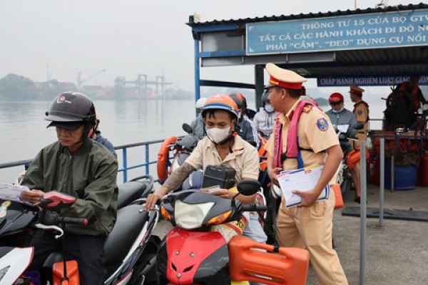 Gia hạn hoạt động phà Bình Quới: CSGT TPHCM tăng cường tuyên truyền, kiểm tra an toàn