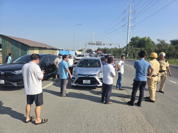 Giao thông cửa ngõ phía Đông TPHCM đông đúc, ùn ứ kéo dài