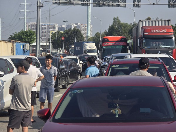 Giao thông cửa ngõ phía Đông TPHCM đông đúc, ùn ứ kéo dài