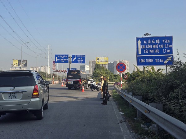 Giao thông cửa ngõ phía Đông TPHCM đông đúc, ùn ứ kéo dài