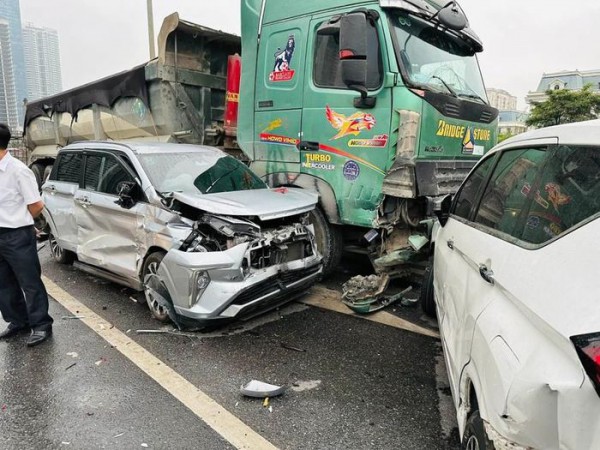 Hà Nội: 5 ô tô đâm liên hoàn, Vành đai 3 trên cao ùn tắc kéo dài