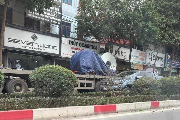 Hà Nội: Cuộn thép hàng chục tấn rơi từ xe đầu kéo, đè bẹp ô tô con