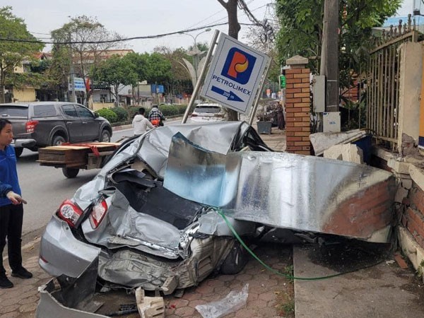 Hà Nội: Cuộn thép hàng chục tấn rơi từ xe đầu kéo, đè bẹp ô tô con