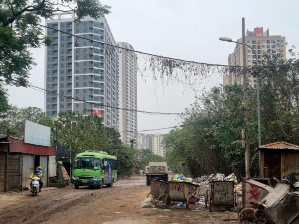 Hà Nội: Người dân “ngám ngẩm” vì đường lầy lội, rác ngập phố Nguyễn Cảnh Dị