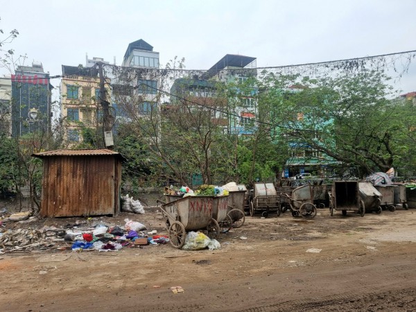 Hà Nội: Người dân “ngám ngẩm” vì đường lầy lội, rác ngập phố Nguyễn Cảnh Dị