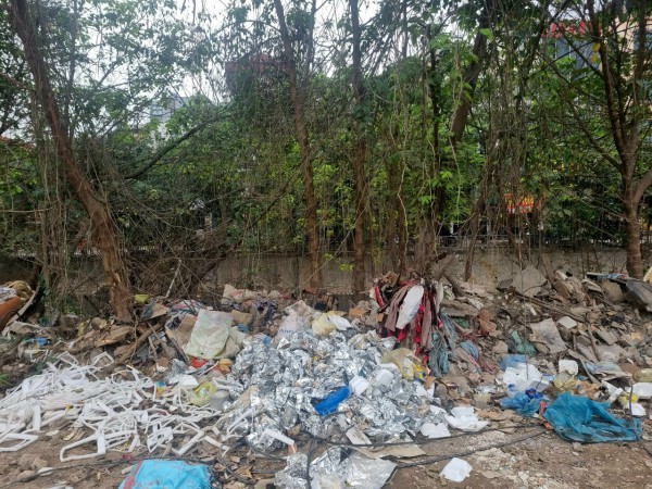 Hà Nội: Người dân “ngám ngẩm” vì đường lầy lội, rác ngập phố Nguyễn Cảnh Dị