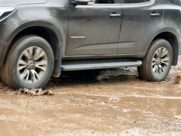 Hà Nội: Người dân “ngám ngẩm” vì đường lầy lội, rác ngập phố Nguyễn Cảnh Dị