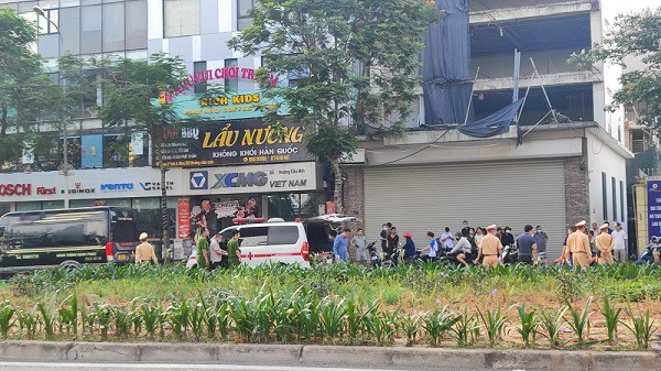 Hà Nội: Người phụ nữ đi xe đạp bị ô tô Limousine tông tử vong