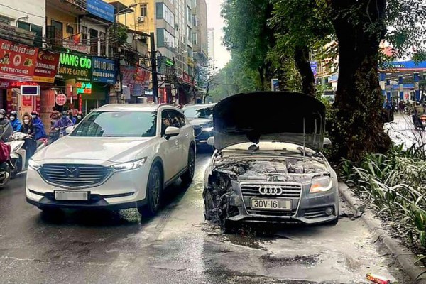 Hà Nội: Xe Audi bất ngờ bốc cháy khi di chuyển trên đường Láng