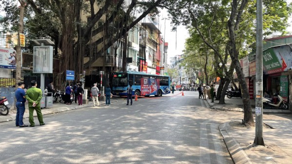 Hà Nội: Xe bus đâm vào quán ăn khiến 3 người bị thương nặng