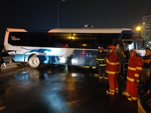 Hà Nội: Xe khách nổ lốp xoay ngang đường vành đai 3