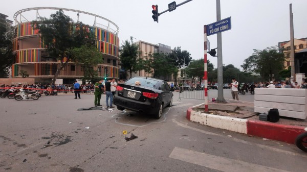 Hà Nội: Ô tô tông liên hoàn 17 xe máy khiến nhiều người bị thương