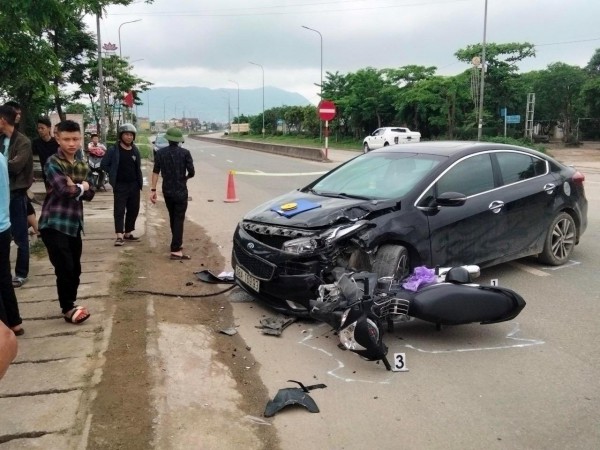 Hà Tĩnh: Xe máy chạy tốc độ cao va chạm ô tô đi ngược chiều, 2 người thương vong