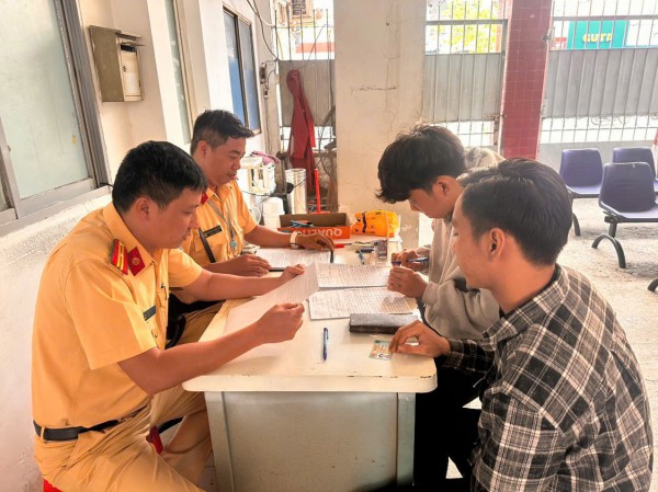 Hai thanh niên vi phạm có hành vi chống đối CSGT tại phường Bảy Hiền đã đến trụ sở công an làm việc