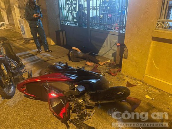 Hai vụ tai nạn xe máy lao lên vỉa hè trong đêm khiến 2 thanh niên tử vong
