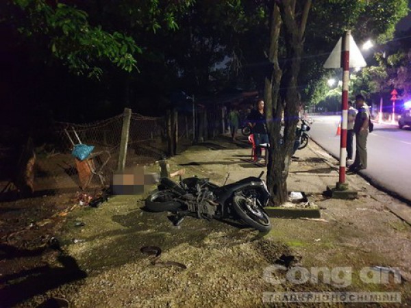 Hai vụ tai nạn xe máy lao lên vỉa hè trong đêm khiến 2 thanh niên tử vong