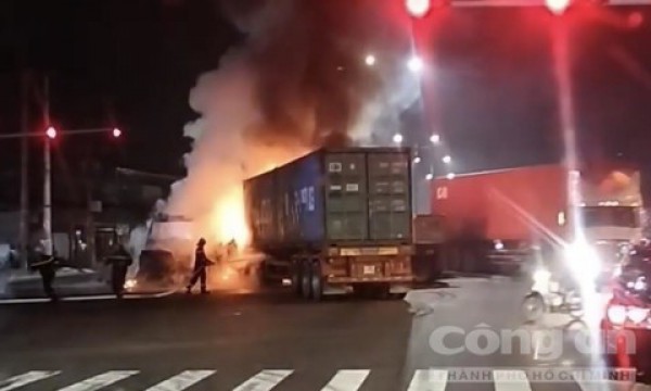 Hai xe container tông trực diện rồi bốc cháy dữ dội, thùng hàng rớt xuống đường