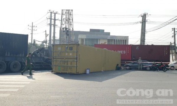 Hai xe container tông trực diện rồi bốc cháy dữ dội, thùng hàng rớt xuống đường