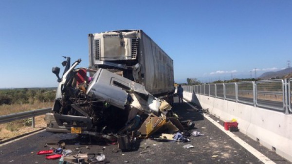 Hai xe đầu kéo va chạm trên cao tốc Vĩnh Hảo - Phan Thiết, một người tử vong Hai xe đầu kéo va chạm trên cao tốc Vĩnh Hảo - Phan Thiết, một người tử vong