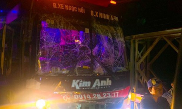 Hai xe khách tông trực diện trên cầu tạm tại đoạn đường đang thi công