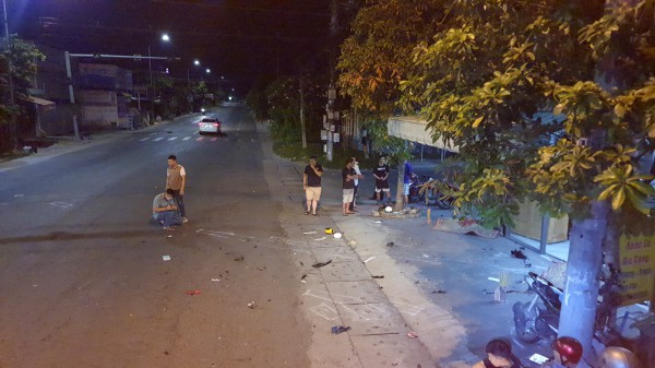 Hai xe máy tông nhau rồi lao vào nhà dân, 2 thanh niên tử vong tại chỗ
