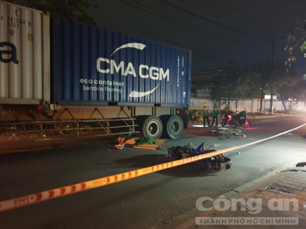 Hai xe máy va chạm, cô gái ngã xuống bị xe container cán tử vong