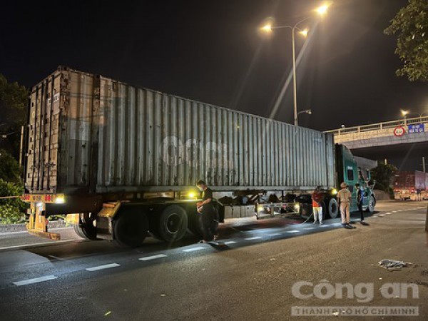 Hai xe máy va chạm, người đàn ông ngã ra đường bị xe container cán tử vong