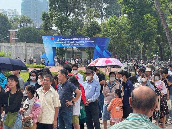 Hàng chục ngàn người đến các ga chờ trải nghiệm metro trong ngày đầu khai thác