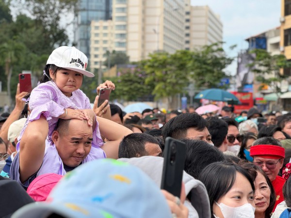 Hàng chục ngàn người đến các ga chờ trải nghiệm metro trong ngày đầu khai thác