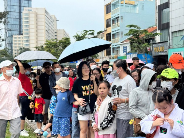 Hàng chục ngàn người đến các ga chờ trải nghiệm metro trong ngày đầu khai thác