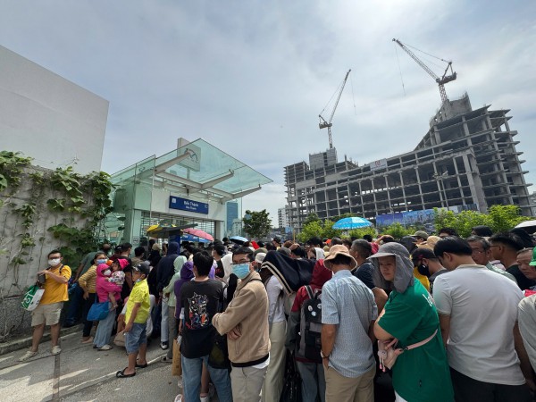 Hàng chục ngàn người đến các ga chờ trải nghiệm metro trong ngày đầu khai thác