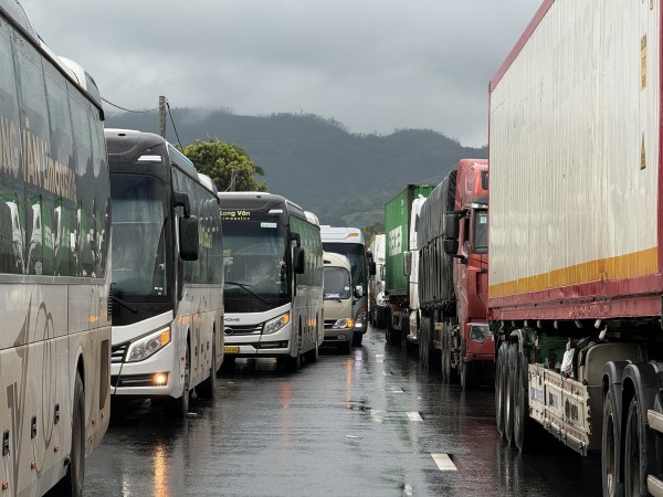 Hàng dài phương tiện ‘chôn chân’ trên Quốc lộ 1A, đoạn qua Đắk Lắk (tỉnh Phú Yên cũ)