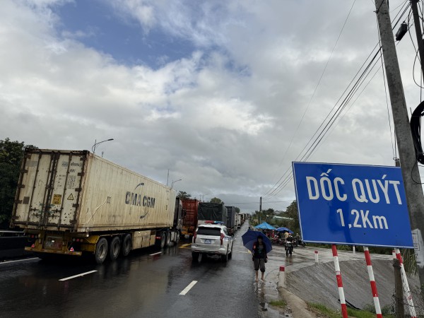 Hàng dài phương tiện ‘chôn chân’ trên Quốc lộ 1A, đoạn qua Đắk Lắk (tỉnh Phú Yên cũ)