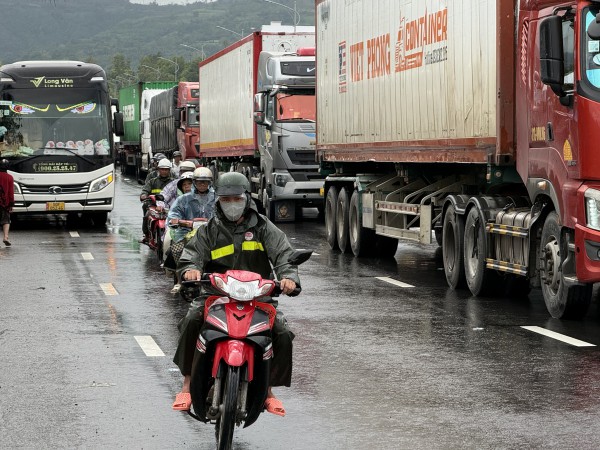 Hàng dài phương tiện ‘chôn chân’ trên Quốc lộ 1A, đoạn qua Đắk Lắk (tỉnh Phú Yên cũ)