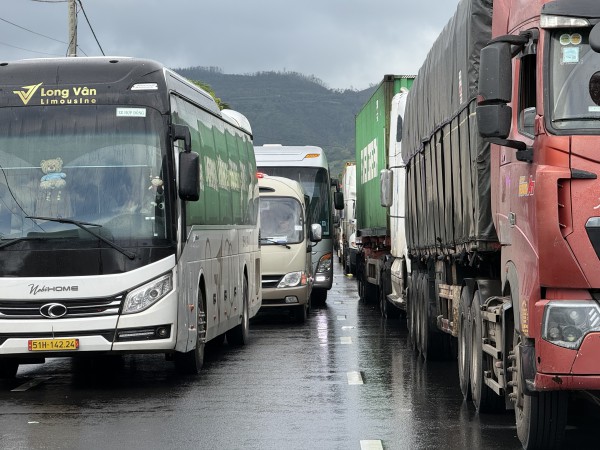Hàng dài phương tiện ‘chôn chân’ trên Quốc lộ 1A, đoạn qua Đắk Lắk (tỉnh Phú Yên cũ)
