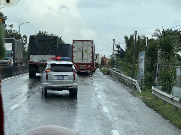 Hàng dài phương tiện ‘chôn chân’ trên Quốc lộ 1A, đoạn qua Đắk Lắk (tỉnh Phú Yên cũ)