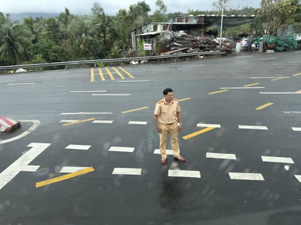 Hàng dài phương tiện ‘chôn chân’ trên Quốc lộ 1A, đoạn qua Đắk Lắk (tỉnh Phú Yên cũ)