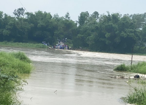 Hàng ngàn người dân mong chờ ngày khánh thành cầu, xóa thế “ốc đảo” Hàng ngàn người dân mong chờ ngày khánh thành cầu, xóa thế “ốc đảo”