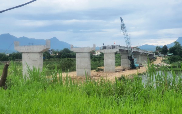 Hàng ngàn người dân mong chờ ngày khánh thành cầu, xóa thế “ốc đảo” Hàng ngàn người dân mong chờ ngày khánh thành cầu, xóa thế “ốc đảo”