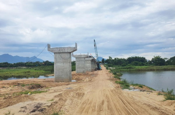 Hàng ngàn người dân mong chờ ngày khánh thành cầu, xóa thế “ốc đảo” Hàng ngàn người dân mong chờ ngày khánh thành cầu, xóa thế “ốc đảo”