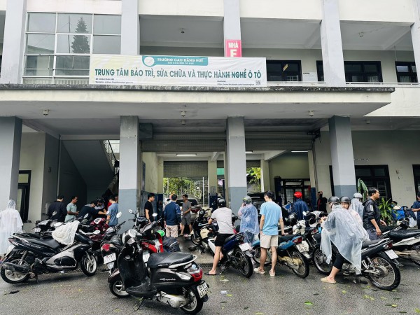 Hàng trăm xe máy bị ngập nước sau trận lũ lịch sử ở Huế được sửa miễn phí Hàng trăm xe máy bị ngập nước sau trận lũ lịch sử ở Huế được sửa miễn phí