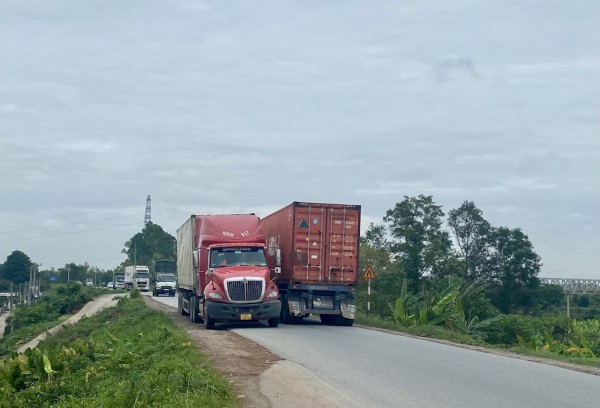 Hàng trăm xe trọng tải lớn né trạm thu phí, đường đê bị tàn phá ở Bắc Ninh