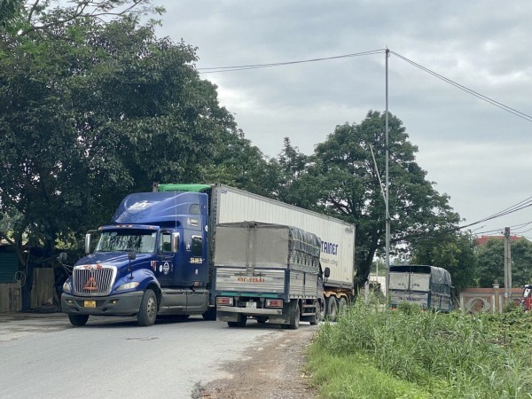 Hàng trăm xe trọng tải lớn né trạm thu phí, đường đê bị tàn phá ở Bắc Ninh