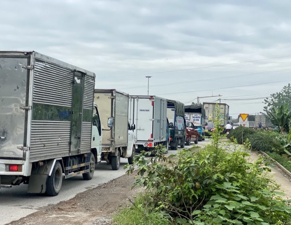 Hàng trăm xe trọng tải lớn né trạm thu phí, đường đê bị tàn phá ở Bắc Ninh