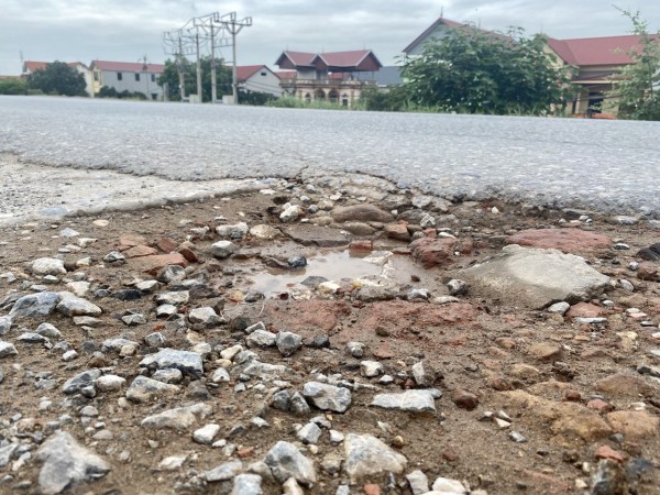 Hàng trăm xe trọng tải lớn né trạm thu phí, đường đê bị tàn phá ở Bắc Ninh